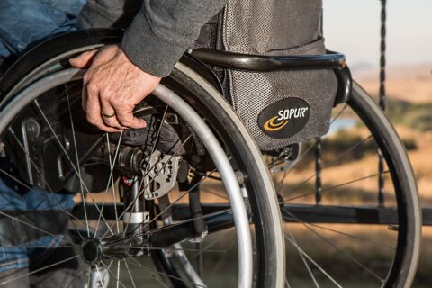 Gli svantaggi materiali delle persone con disabilità in Europa: lo studio di Openpolis